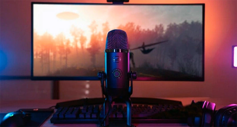 Мікрофон на фоні монітору